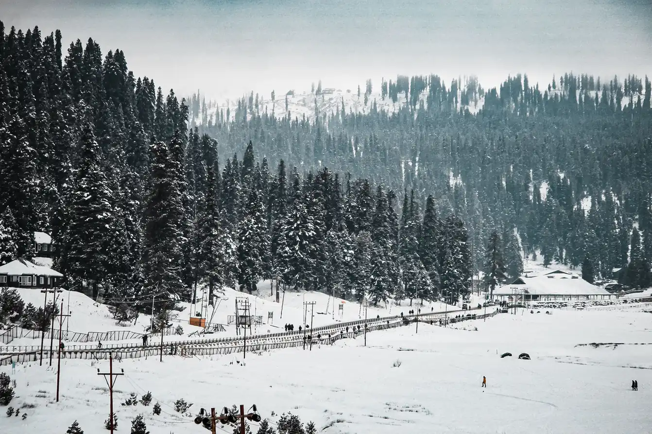 Srinagar & Gulmarg Group Tour – 4 Nights / 5 Days (6 Days incl. travel) group package to Jammu & Kashmir