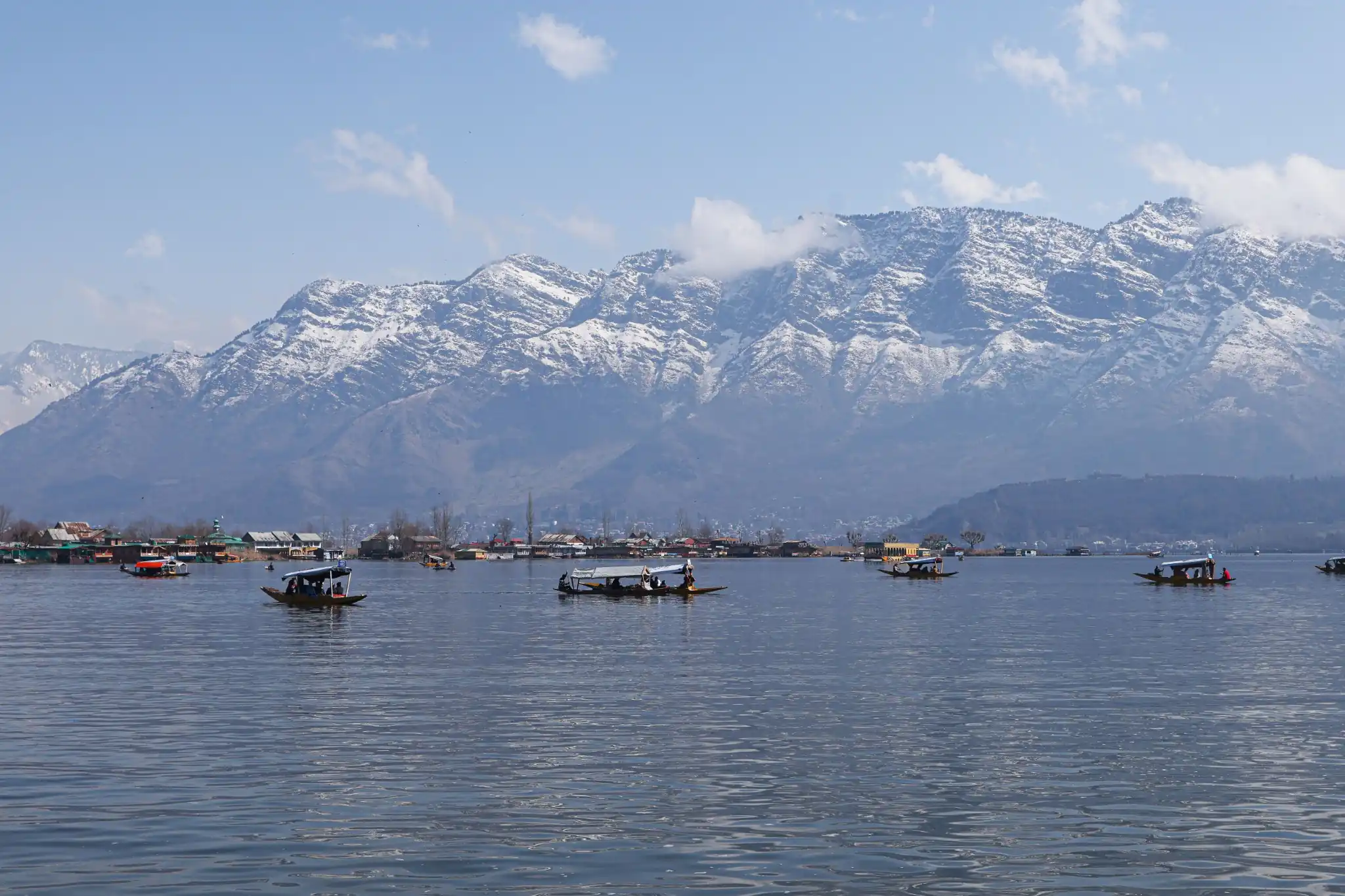 Srinagar Houseboat Tour Package – 3 Nights / 4 Days honeymoon package to Jammu & Kashmir